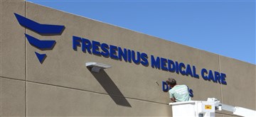 installation/fresenius_medical_care_sign_install.jpeg